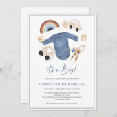 ボウ男の赤ちゃんの服と木製のおもちゃの虹 招待状 (正面/裏面)