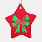 ボクサーシルエットレッドドッグ&グリーンボウクリスマス セラミックオーナメント (左)