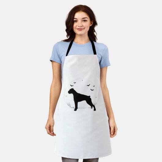 ボクサードッグ – ハロウィンムーンシルエットクラシックT-Sh エプロン (着用した状態)