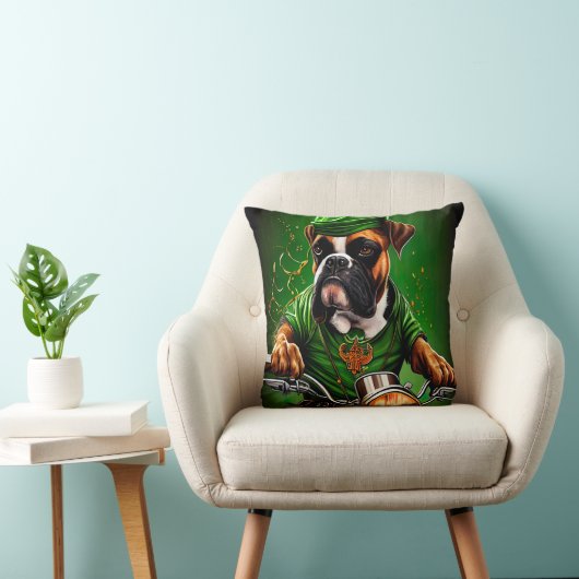ボクサー犬が自転車を運転する聖パトリックの日 クッション (椅子)