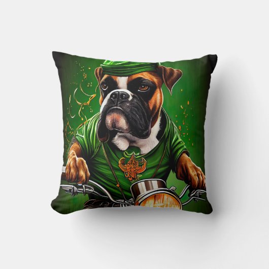 ボクサー犬が自転車を運転する聖パトリックの日 クッション (正面)
