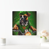 ボクサー犬が自転車を運転する聖パトリックの日 スクエア壁時計 (ホーム)