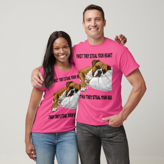 ボクサー犬のナイトガウン Tシャツ (ユニセックス)