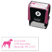 ボクサー犬の赤ちゃんが子犬のピンクの女の子にシャワー セルフインキングスタンプ (インサイチュ)