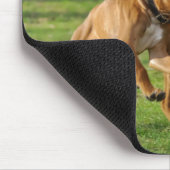 ボクサー犬はおもしろいな競争を走ります マウスパッド (コーナー)