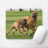 ボクサー犬はおもしろいな競争を走ります マウスパッド (マウス)