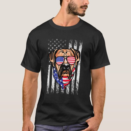ボクサー・アメリカ国旗と愛国的なボクサー犬の7月4日 Tシャツ (正面)
