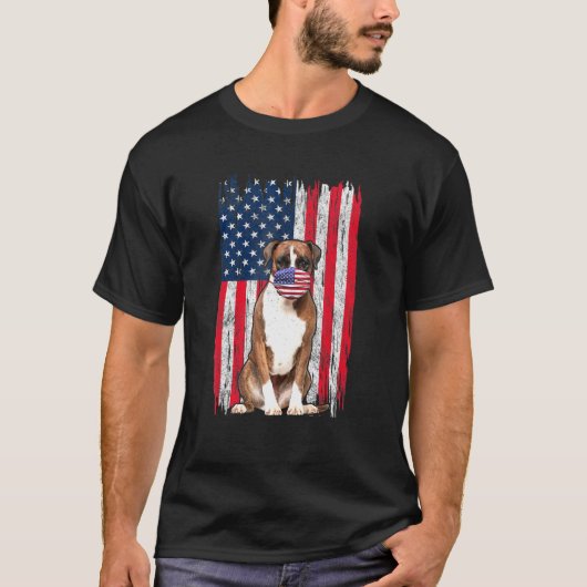 ボクサー・アメリカ国旗の犬が7月4日に顔マスクを着用 Tシャツ (正面)