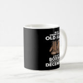 ボクシングを愛する老人を甘く見てはいけない コーヒーマグカップ (正面右)