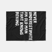 ボクシングを知っている老人を決して過小評価しない フリースブランケット (正面(横))