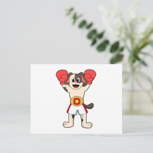 ボクシングチャンピオンとしてベルトとボクシンググローブを着用した犬 ポストカード (スタンド正面)