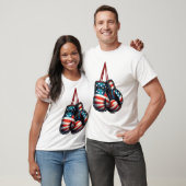 ボクシング 7月4日 アメリカ国旗 グローブ ボクサー Tシャツ (ユニセックス)