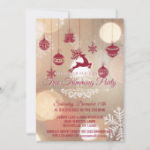 ボケの雪の結晶が赤いホリデー ツリーの飾りつけパーティー 招待状 (正面)