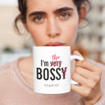 ボシおもしろいーボス コーヒーマグカップ<br><div class="desc">"私は笑わされる非常にBOSSY"の文を含むボスオフィスのコーヒーマグおもしろい，しかし、'非常'と'y'を交差し、'the'に置き換え、あなたのボス名を追加。</div>