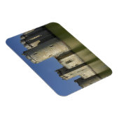 ボジアム城（1385年）、東の堀に写る マグネット (右側)