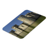 ボジアム城（1385年）、東の堀に写る マグネット (左側)