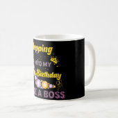 ボスのように誕生日に足を踏み入れる コーヒーマグカップ (正面右)
