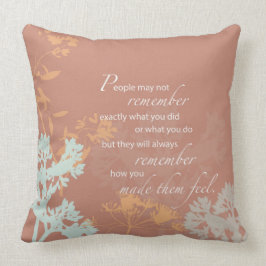 ボスの日ワイルドフラワーシルエット・オン・ブラウン クッション