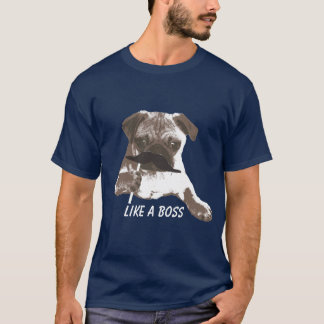 ボスのTシャツのようなおもしろいな髭のパグ Tシャツ