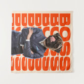 ボスは犬の頭が両手を組んで立つ タペストリー (正面(横))