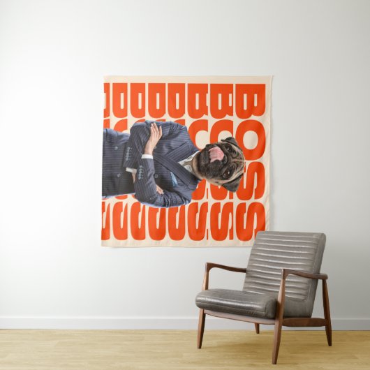 ボスは犬の頭が両手を組んで立つ タペストリー (インサイチュ(横))