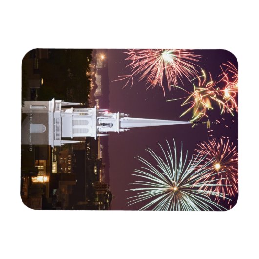 ボストンのダウンタウンのランドマーク上の花火 マグネット (横)
