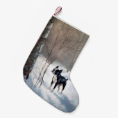ボストンテリアが雪のクリスマスを過ごす スモールクリスマスストッキング (正面 (吊り時))