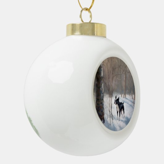 ボストンテリアが雪のクリスマスを過ごす セラミックボールオーナメント (左)