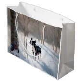 ボストンテリアが雪のクリスマスを過ごす ラージペーパーバッグ (裏面アングル)