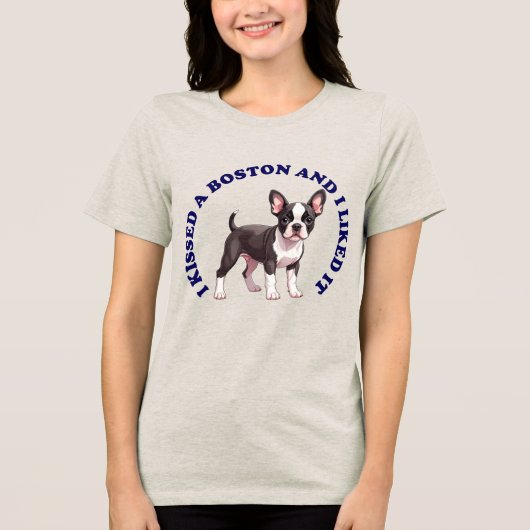 ボストンテリアの子犬にキスをした トライブレンドＴシャツ (正面)