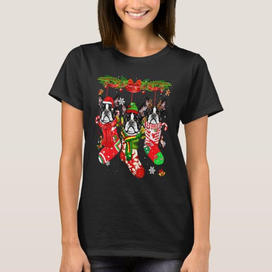 ボストンテリアクリスマスソックスのコスチュームメリークリスマス Tシャツ (正面)