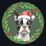 ボストンテリアクリスマスドッグパピーメーリング ラウンドシール<br><div class="desc">水の色ボストンテリアと水の色のクリスマスリースデザインの前面にステッカー。ボストンテリアのクリスマスカードと郵送差出人住所ラベルに最適！</div>