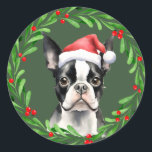 ボストンテリアクリスマスドッグパピーメーリング ラウンドシール<br><div class="desc">水の色ボストンテリアと水の色のクリスマスリースデザインの前面にステッカー。ボストンテリアのクリスマスカードと郵送差出人住所ラベルに最適！</div>