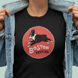 ボストンテリアクールーヴィンテージスタイルおもしろいペットドッグ Tシャツ<br><div class="desc">可愛い漫画の黒と白のボストンランニングテリアヴィンテージのテクスチャと赤い円の中擦り切れた。ボストンクール・テリア愛好家のためのTシャツ。このおもしろいシャツは、長袖シャツやフード付、女男性へ性、子供など、より多くのスタイルで利用できる。Jenn's Doodle Worldより多くのボストンテリアTシャツとオリジナルギフトをチェック。</div>