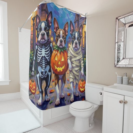 ボストンテリア犬ハロウィーンでのトリックまたはトリートメント シャワーカーテン (インサイチュ)