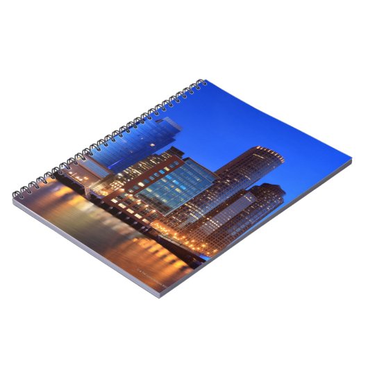 ボストンハーバーとスカイライン。ボストンは5人のうちの1人 ノートブック (左側)