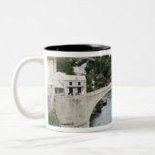 ボスニア·ヘルツェゴビナ(Mostar)古い橋 ツートーンマグカップ (左)