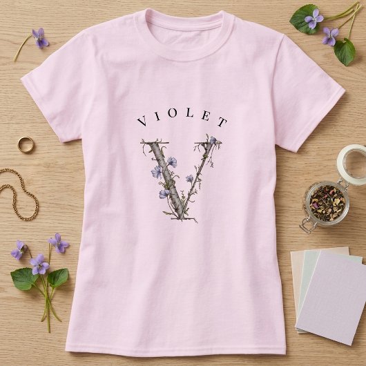 ボタニカルなスミレの「V」モノグラムとバーチの木と花 Tシャツ
