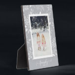 ボタニカルフォトイーゼルバックフラムレス写真 フォトプラーク<br><div class="desc">イーゼル内蔵のテーブルトップのプラークお気に入りのは、白い葉やドットやベリーの縁ど美しいシルバーググレーの背景に囲まれた写真を特徴とする。写真に合わせて背景色を変更する。ファミリ文字を任意に変更 – ヒント：文字のスワッシュを保持するために、2つのマスの間にテキストを配置する。贈素晴らしり物として、または自分の家でお気に入りのあなたの写真を表示するために。イメージカラーはハードボードパネルに直接貼り付けられ、簡単ワイプのクリーンな表面で驚くほど鮮明なイメージを実現。</div>