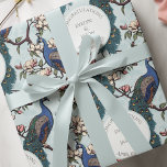 ボタニカルブルー結婚の孔雀と花 ラッピングペーパー<br><div class="desc">ボタニカルブルー結婚の孔雀と花のラッピング紙は、柔らかい青い背景に開花でマグノリアの木の枝に止まっている手描きの青とティール（緑がかった色）の孔雀のChinoiserieスタイルパターンを特徴とすエレガントる。すべての文字は編集可能。製品ページの見出し、名前、日付を「このテンプレートをパーソナライクリックズ」の順にパーソナライズする。</div>