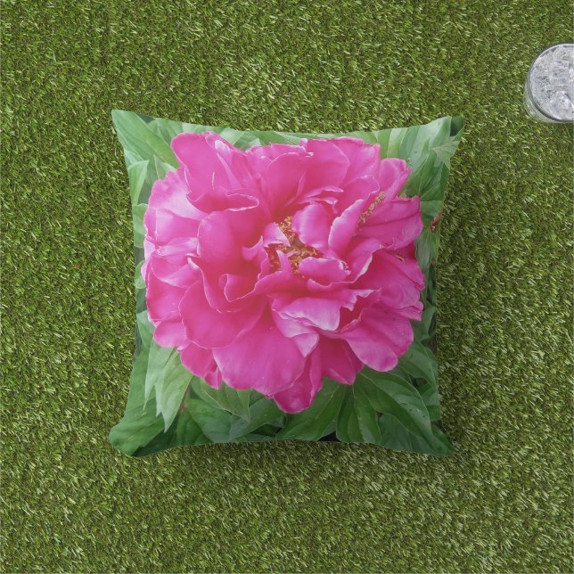 ボタニカル ピンクの芍薬 緑の葉 アウトドアクッション (芝生)