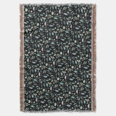 ボタニッ伝統的クの葉柄の青が黒に スローブランケット (正面縦)