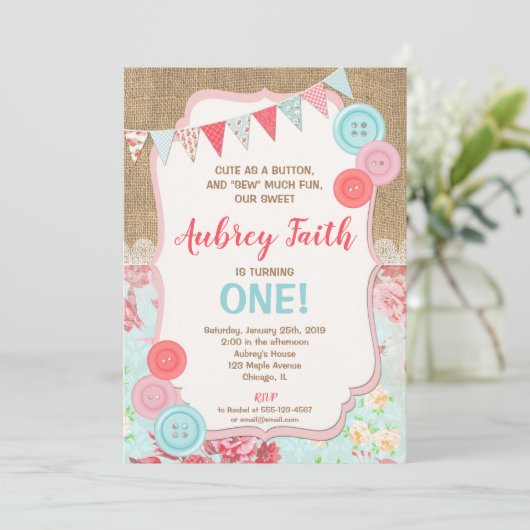 ボタンとしてかわいい第1誕生日の招待状の女の子 招待状 (スタンド正面)