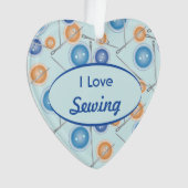 ボタンと裁縫針Iラブ裁縫 オーナメント (正面)