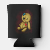 ボタンやパッチ、ピンが付いたブードゥー人形 缶クーラー (裏面)