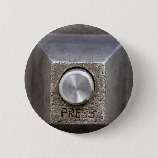 ボタンを押す 缶バッジ (正面)