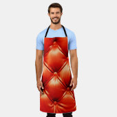 ボタン付きの美しい革張りのソファ エプロン (着用した状態)