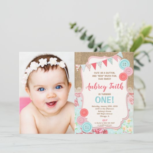 ボタン写真のように可愛い最初の1歳の誕生日の女の子 招待状 (スタンド正面)