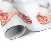 ボディで人間の腎臓器官のモデルを握る手 ラッピングペーパー (ロールコーナー)