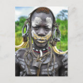 ボディペイントと牙のヘアバンドを付けたムルシの少年 ポストカード (正面)